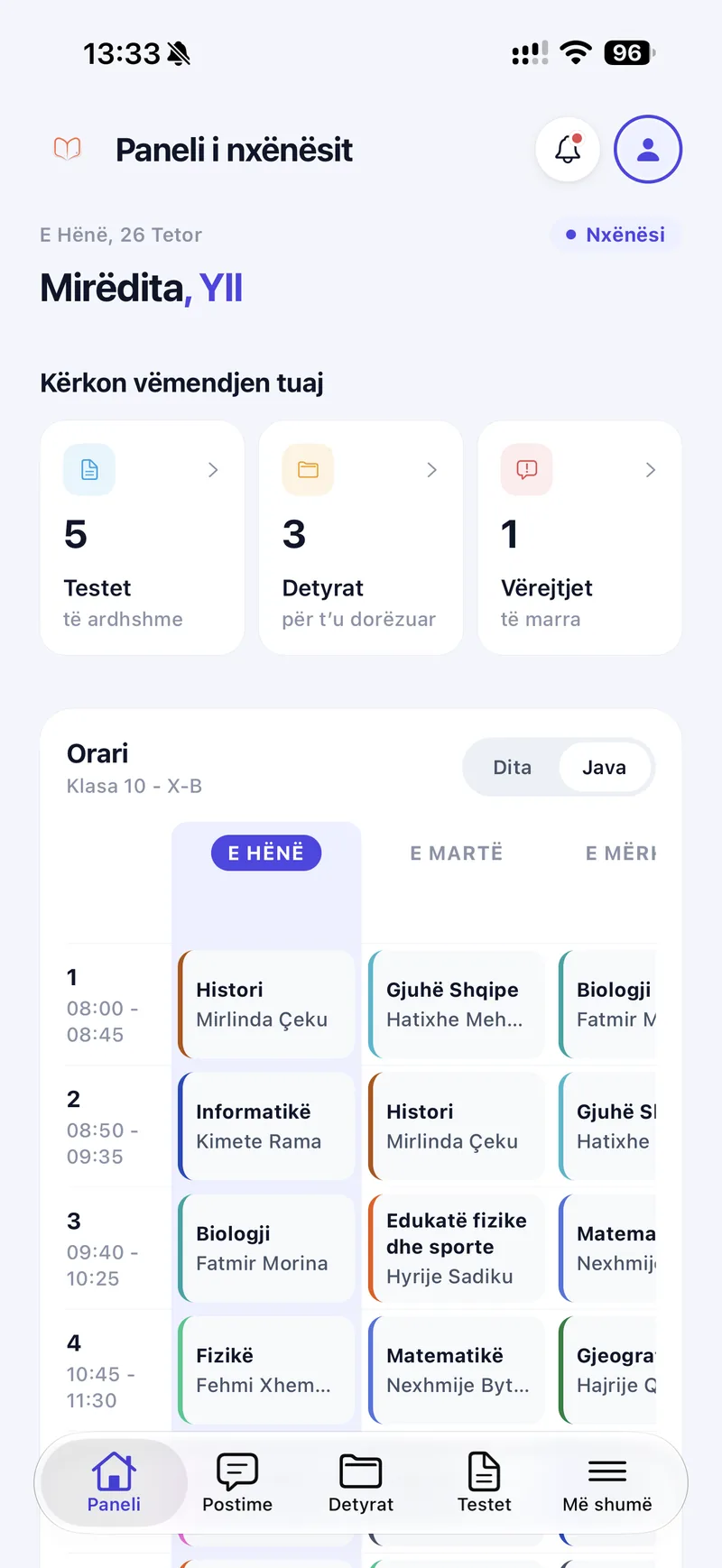 Shkolla360 student dashboard on mobile showing 5 upcoming tests, 3 assignments to hand in, 1 remark and the weekly class timetable.